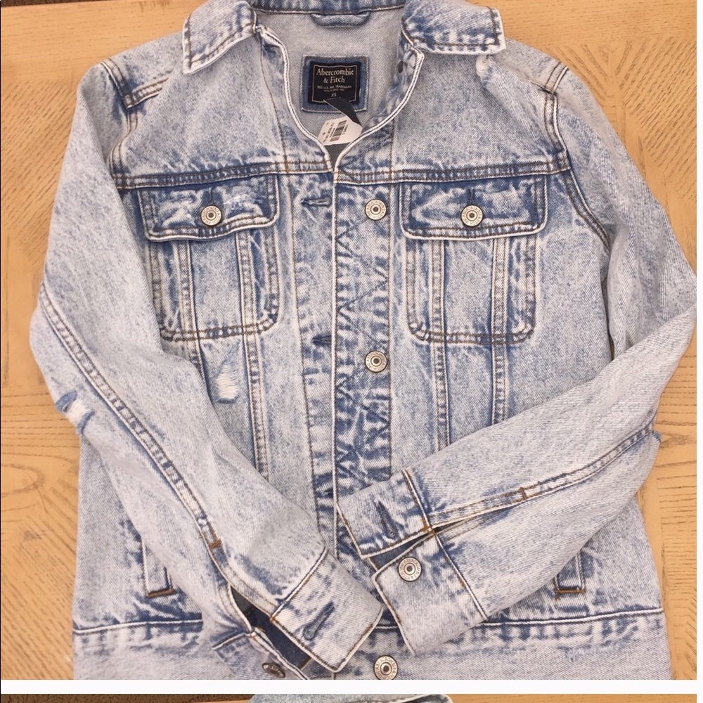 Light wash DENIM JACKET